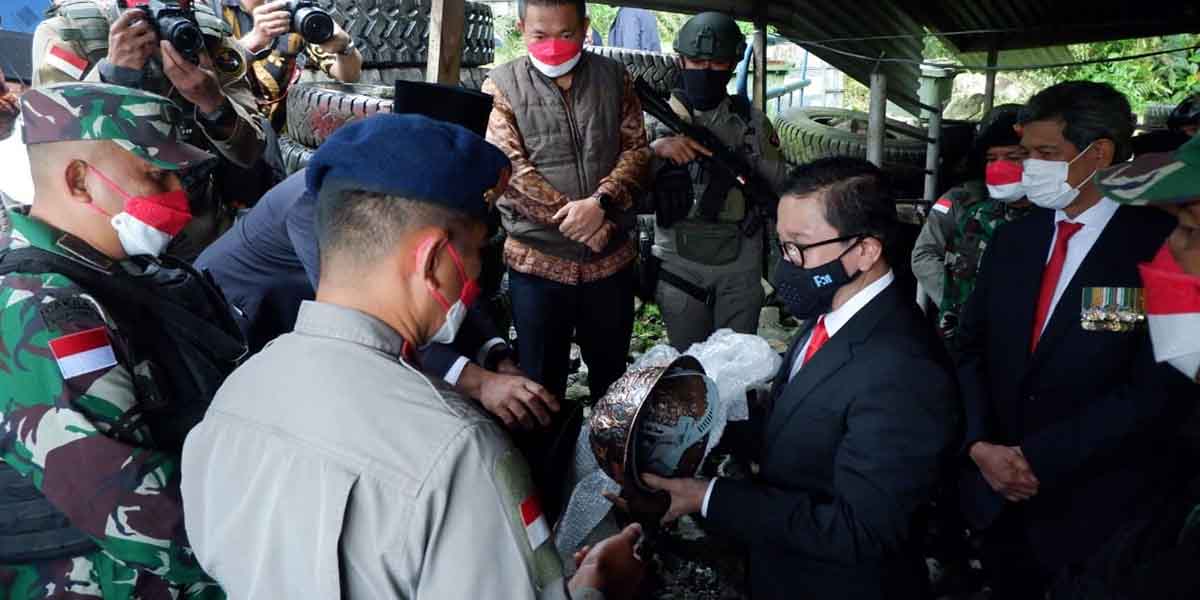 Presdir PTFI Tony Wenas memberikan helm tambang berbahan dasar tembaga kepada Komandan Satgas Amole, Muhammad Erwin, di Mile 64, Tembagapura, Selasa (17/8/2021). Foto: Fachruddin Aji/Papua60Detik